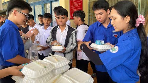  Tại điểm thi Trường THPT Sơn Hà (tỉnh Quảng Ngãi), nhóm thiện nguyện Từ Tâm phối hợp Công an xã Sơn Hà tặng những suất cơm nóng cho thí sinh. ẢNH: NGUYỄN TRANG 