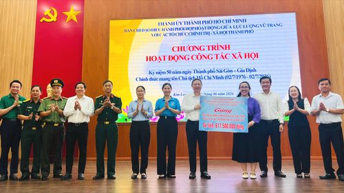 Tặng số tiền 617 triệu đồng của chương trình cho lãnh đạo địa phương