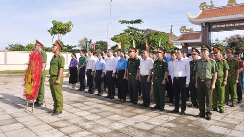 Ban Chỉ đạo dâng hương, dâng hoa tại Bia tưởng niệm chiến thắng Lòng Chảo - Kim Long