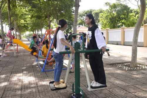 Các em tập thể dục, vui chơi tại công trình thể dục thể thao và sân chơi thiếu nhi