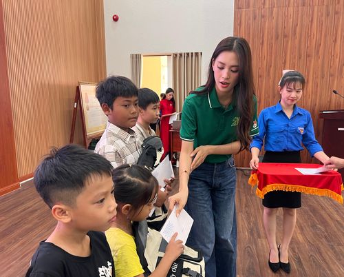 Hoa hậu Việt Nam Trần Tiểu Vy trao tặng học bổng cho các em học sinh