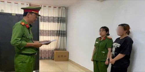 Cơ quan Cảnh sát điều tra Công an tỉnh Cà Mau đọc lệnh bắt bị can N.T.M.N để tạm giam. Ảnh: Công an tỉnh Cà Mau cung cấp