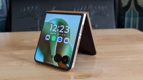 Khác với xu hướng trang bị màn hình phụ cỡ lớn trên nhiều mẫu smartphone gập hiện nay, Motorola lựa chọn màn hình OLED 1.5 inch nhỏ gọn đủ để hiển thị thông báo, điều khiển nhạc, kiểm tra thời tiết hoặc hỗ trợ selfie bằng camera chính, qua đó giúp hạn chế sự phân tâm và tối ưu trải nghiệm sử dụng hằng ngày.