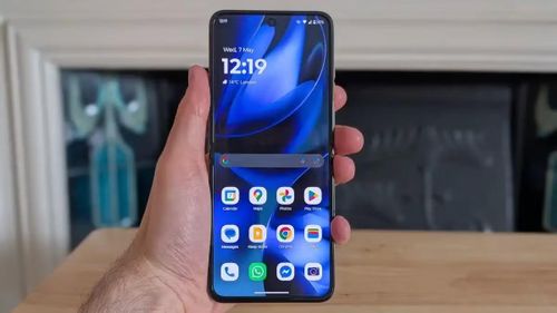 Điểm nổi bật nhất trên Motorola Razr 60 5G chính là thiết kế gập vỏ sò nhỏ gọn lấy cảm hứng từ những mẫu điện thoại Razr đình đám một thời, giúp thiết bị dễ dàng nằm gọn trong túi quần hoặc túi xách, trong khi mặt lưng da thuần chay cao cấp mang lại cảm giác cầm nắm sang trọng, mềm mại và hạn chế bám dấu vân tay hiệu quả.
