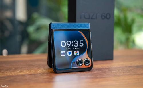 Khi mở ra, người dùng sẽ được trải nghiệm màn hình chính pOLED 6.9 inch độ phân giải FHD+ với tần số quét 144Hz cho chất lượng hiển thị sắc nét, màu sắc sống động và thao tác vuốt chạm mượt mà, trong khi công nghệ bản lề giọt nước giúp nếp gấp gần như biến mất, mang lại cảm giác sử dụng liền mạch hơn. (Cáo.Tek)