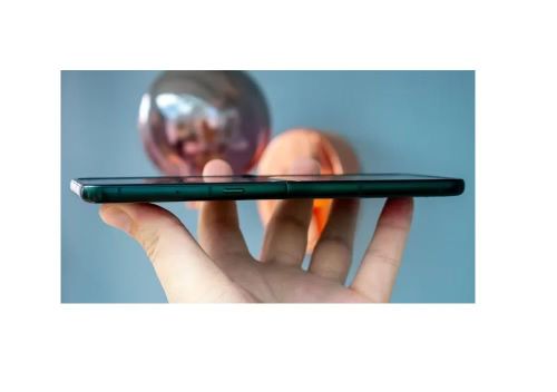 Không chỉ gây ấn tượng về ngoại hình, Motorola Razr 60 5G còn sở hữu bản lề thế hệ mới với cơ chế gập mở chắc chắn, giúp giảm thiểu khe hở giữa hai nửa thân máy, tăng độ bền khi sử dụng lâu dài và hỗ trợ người dùng đặt máy ở nhiều góc độ khác nhau để quay video, chụp ảnh hoặc gọi video rảnh tay một cách thuận tiện.