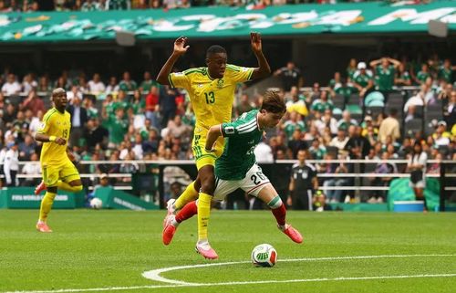 Tiền đạo Raul Jimenez đánh đầu tung lưới Nam Phi ở phút 67, ấn định chiến thắng 2-0 cho Mexico tại sân Azteca.