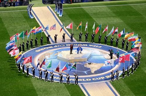 Cờ của 48 đội tuyển dự World Cup 2026 được đưa vào sân, bao quanh sân khấu hình địa cầu trong phần nghi thức khai mạc.