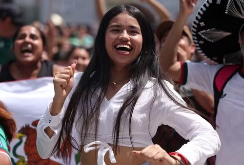 Một nữ cổ động viên hòa mình vào bầu không khí lễ hội trên khán đài Mexico City Stadium trước trận mở màn.