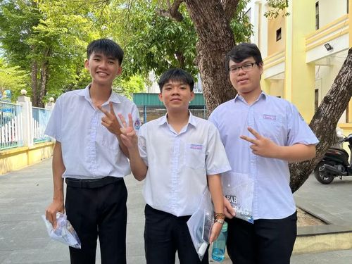 Em Nguyễn Trung Trường (đứng giữa) và em Nguyễn Long Ân (ngoài cùng bên trái) rạng rỡ sau khi rời phòng thi.