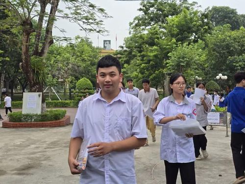 Thí sinh tại Điểm thi Trường THPT Mỹ Tho rời phòng thi sau khi hoàn thành bài thi tự chọn trong Kỳ thi tốt nghiệp THPT năm 2026.