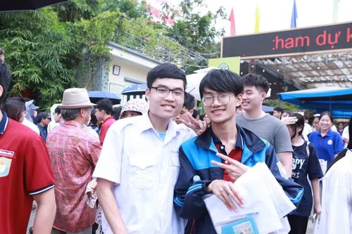 Nhiều thí sinh rời khỏi phòng thi sau buổi cuối với tâm trạng tự tin, hào hứng.