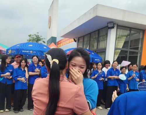Phạm Bá Như trong vòng tay người thân sau khi hoàn thành kỳ thi.