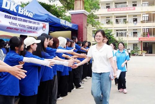 Thí sinh tại Điểm thi Trường THPT Chuyên Chu Văn An, Lạng Sơn phấn khởi sau khi hoàn thành bài thi.