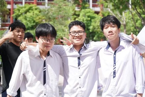 Thí sinh Nghệ An nhẹ nhõm hoàn thành Kỳ thi tốt nghiệp THPT.