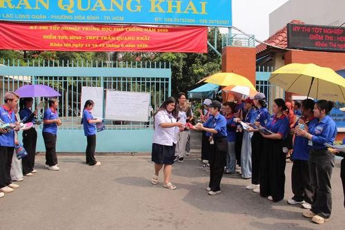 Thí sinh tại Điểm thi THPT Trần Quang Khải (phường Hòa Bình, TPHCM).