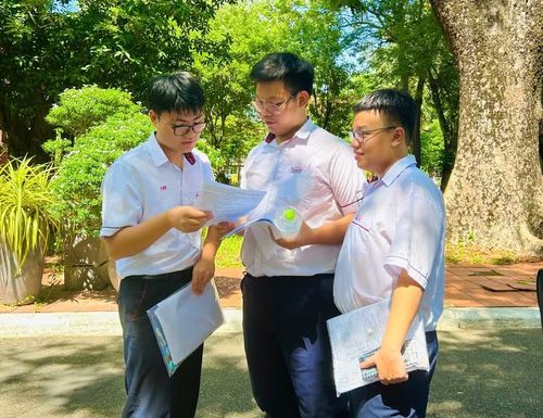 Thí sinh TP Huế trao đổi sau về đề thi sau buổi làm bài cuối cùng.
