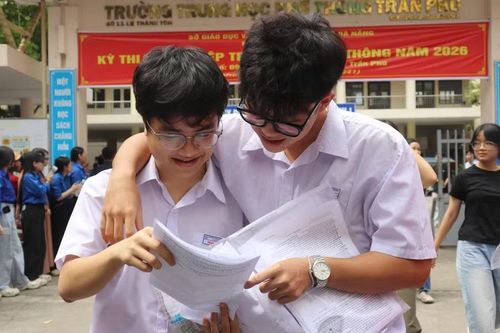 Thí sinh tại Điểm thi Trường THPT Trần Phú trao đổi bài làm sau buổi thi môn tự chọn.