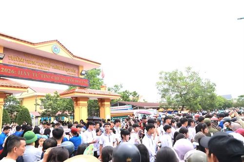 Kỳ thi khép lại trong niềm vui và sự tự tin của thí sinh, cùng sự sẻ chia, động viên từ gia đình.