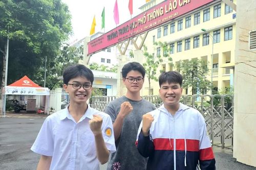 Học sinh Trường THPT Lào Cai tự tin về kết quả thi hai môn tự chọn: Vật lí và Hóa học.