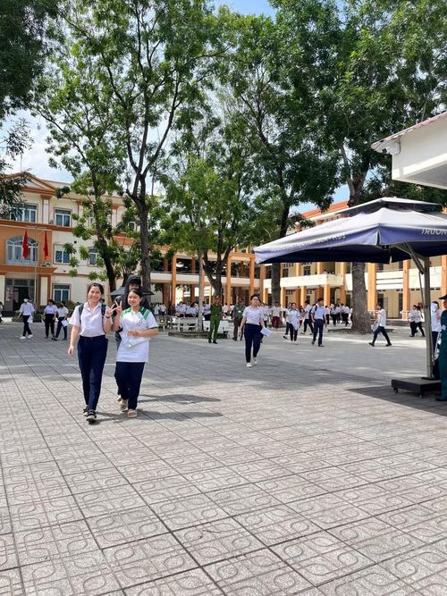 Thí sinh rạng rỡ sau khi kết thúc bài thi môn tự chọn.