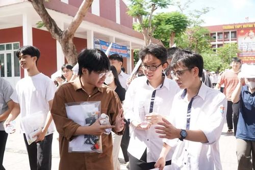 Thí sinh bàn luận sôi nổi về đề thi Vật lí, Hóa học.