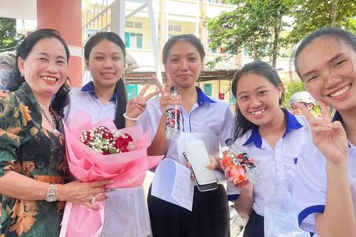 Các thí sinh chia sẻ niềm vui cùng người thân sau khi hoàn thành kỳ thi tại Điểm thi Trường Phổ thông Dân tộc Nội trú THPT An Giang 1.