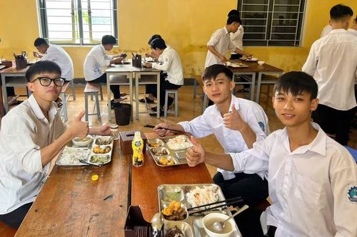 Việc thầy cô tự tay vào bếp nấu ăn giúp phụ huynh an tâm hơn.