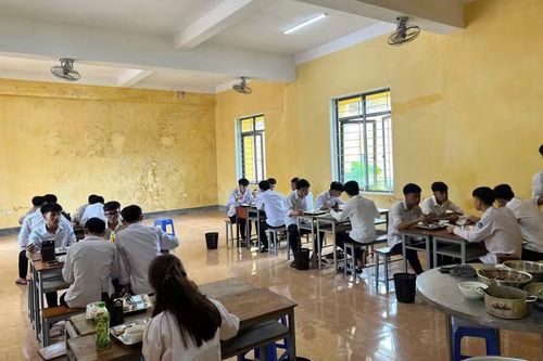 Nhiều học sinh ở xa được thầy cô Trường Cao đẳng Công nghệ Hà Tĩnh đưa đón, nấu ăn miễn phí.