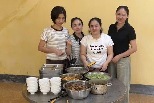Giáo viên ở Hà Tĩnh tự tay nấu cơm miễn phí phục vụ học sinh thi tốt nghiệp THPT.