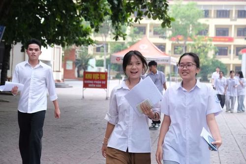 Thí sinh tại Điểm thi Trường THPT Chuyên Bắc Ninh hân hoan khép lại hành trình 12 năm đèn sách.