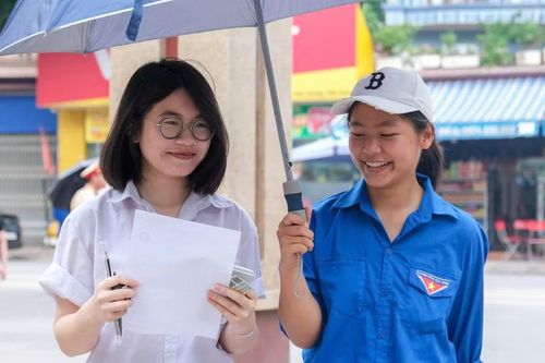 Tình nguyện viên đồng hành với "sĩ tử" trong suốt kỳ thi.