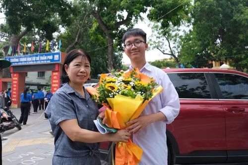 Phụ huynh động viên chia vui với con sau khi hoàn thành bài thi cuối của kỳ thi.