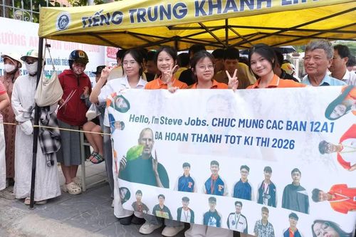Lực lượng tình nguyện viên đồng hành với "sĩ tử" tại kỳ thi.