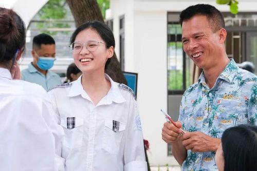 Phụ huynh động viên, chia vui với thí sinh sau khi hoàn thành bài thi.