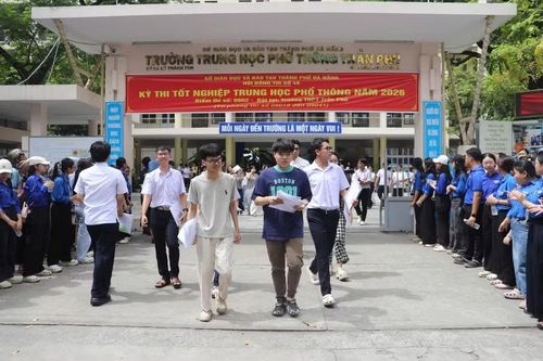 Đội tình nguyện viên Tiếp sức mùa thi làm hàng rào chắn đảm bảo thông thoáng, an toàn cho thí sinh di chuyển trước và sau buổi thi.