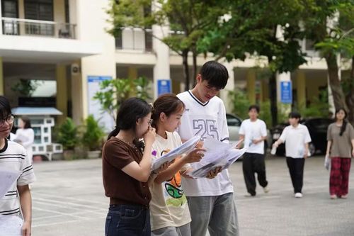Thí sinh trao đổi bài vào cuối buổi thi môn tự chọn.