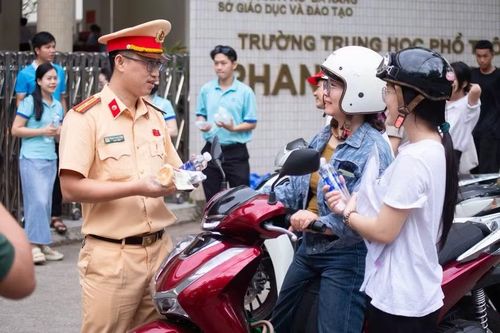 Cảnh sát giao thông làm nhiệm vụ phân luồng đồng thời tham gia hỗ trợ Tiếp sức mùa thi.