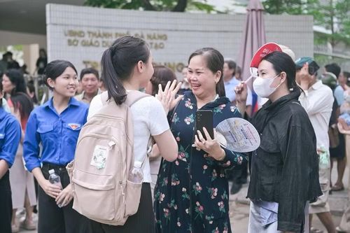 Niềm vui của phụ huynh đón con sau mỗi buổi thi. (Ảnh: Trường THPT Phan Châu Trinh)