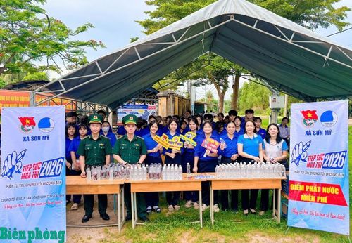 Ngày 11/6, hưởng ứng Chiến dịch Thanh niên tình nguyện hè năm 2026, Chi đoàn Đồn Biên phòng Tân Thắng, Bộ đội Biên phòng tỉnh Lâm Đồng đã tham gia Chương trình “Tiếp sức mùa thi” tại điểm Trường Trung học phổ thông Huỳnh Thúc Kháng, tỉnh Lâm Đồng. Ảnh: Đơn vị cung cấp
