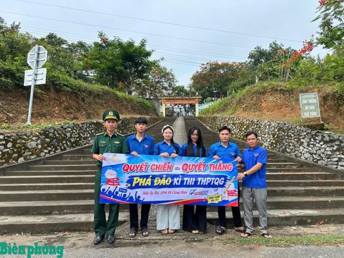 Đồn Biên phòng Tam Quang, Bộ đội Biên phòng tỉnh Nghệ An, phối hợp với Đoàn xã Tam Quang và Đoàn Trường Trung học phổ thông Tương Dương 2, tỉnh Nghệ An, tổ chức các hoạt động hỗ trợ thí sinh tham gia Kỳ thi tốt nghiệp Trung học phổ thông năm 2026. Ảnh: Hải Thượng