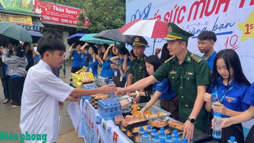 Cán bộ Đồn Biên phòng Nậm Lạnh, Bộ đội Biên phòng tỉnh Sơn La phối hợp tham gia tiếp sức mùa thi, hỗ trợ đồ ăn nhẹ tại điểm thi cho các thí sinh. Ảnh: Quàng Hùng