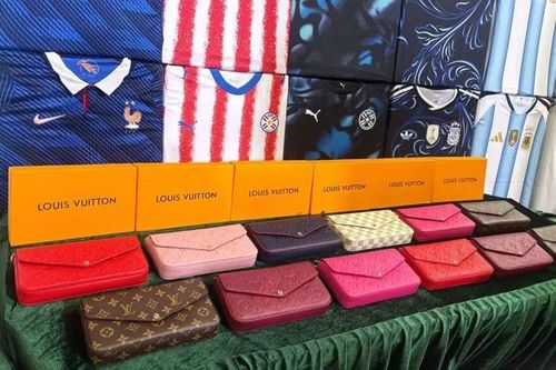 Không chỉ áo đấu, nhiều loại túi xách giả hàng hiệu cũng bị thu giữ