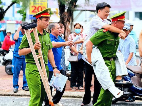 Chiến sĩ Công an trực tiếp cõng em Lê Đăng Khoa