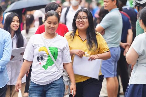 Tại điểm thi trường THCS Khương Thượng (Hà Nội), thí sinh rạng rỡ ra về sau khi hoàn thành kỳ thi tốt nghiệp THPT