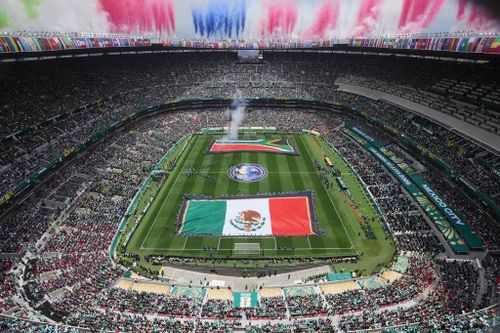 Buổi khai mạc đầu tiên của World Cup 2026 được tổ chức tại sân bóng huyền thoại Azteca (Mexico City). Nơi đây từng chứng kiến màn trình diễn đi vào lịch sử của Diego Maradona trước tuyển Anh ở World Cup 1986, khi "Cậu bé vàng" lập cú đúp bằng khoảnh khắc "bàn tay của Chúa" và pha solo kinh điển từ giữa sân. Đến nay, sân Azteca nhận vinh dự có lần thứ 3 tổ chức trận khai màn World Cup.