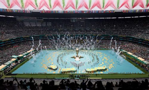 Chiếc cúp vàng World Cup 2026 khổng lồ, đặt ở trung tâm sân khấu là điểm nhấn trong các tiết mục nghệ thuật ở lễ khai mạc.