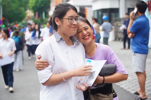 Thí sinh dự thi xong môn Toán. Ảnh: DUY PHẠM
