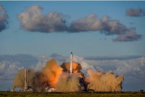 Tên lửa đẩy Super Heavy của SpaceX mang theo tàu vũ trụ Starship cất cánh trong chuyến bay thử nghiệm tháng 10/2025. (Ảnh: Reuters)