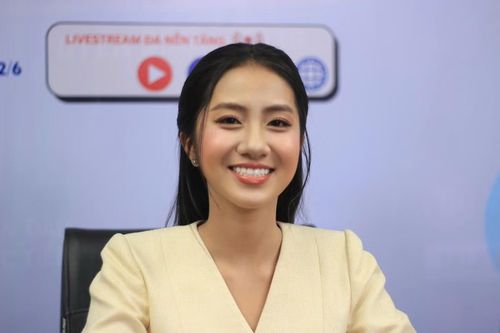 Điều phối, dẫn dắt livestream là Hoa hậu Hà Trúc Linh.